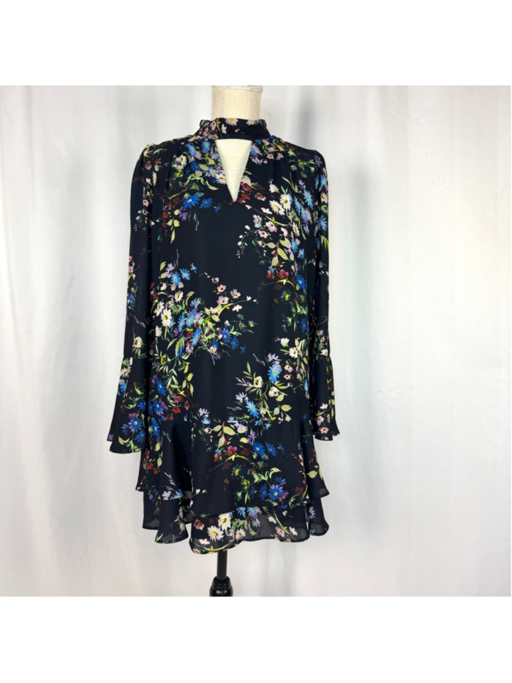 Parker Chrissy Boboli Ruffle Floral Dress Medium Black Blue
Bell Long Sleeves